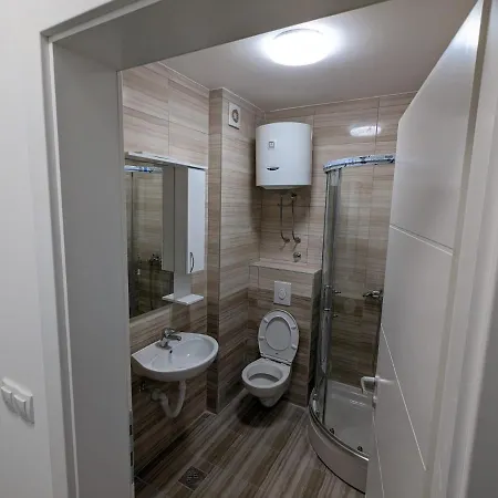 Apartment With Garage Center *